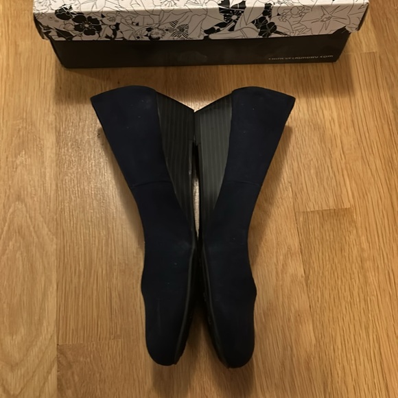 NWT Chinese Laundry blue suede wedge heels - Picture 2 of 3